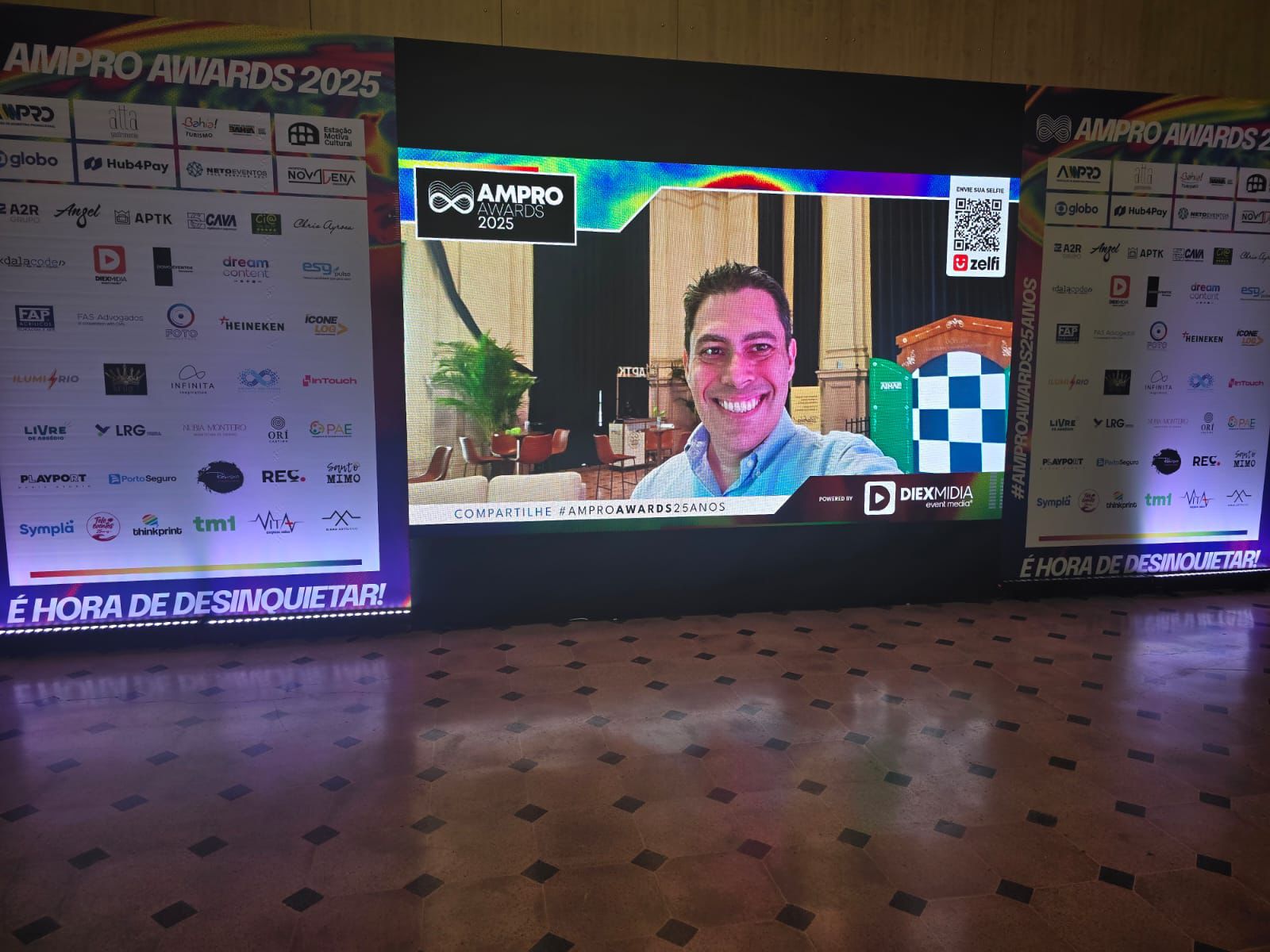 ZELFI ao vivo no AMPRO Awards 2025 — selfie exibida no telão principal